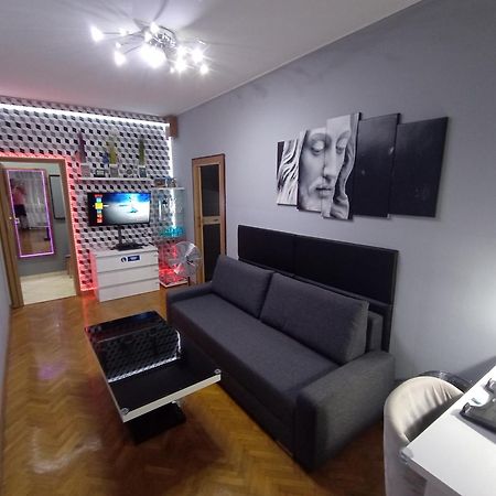 Apartament Venge -Cale Mieszkanie 46M2 Na Wylacznosc - Z Jedna Sypialnia I Jednym Sypialno-Salonem -3 Pietro Bez Windy- Rezerwacja Bez Karty Kredytowej-Klimatyzacja-Netflix-2 Lozeczka Dzieciece- Bezplatny Parking Publiczny Wrocław Extérieur photo